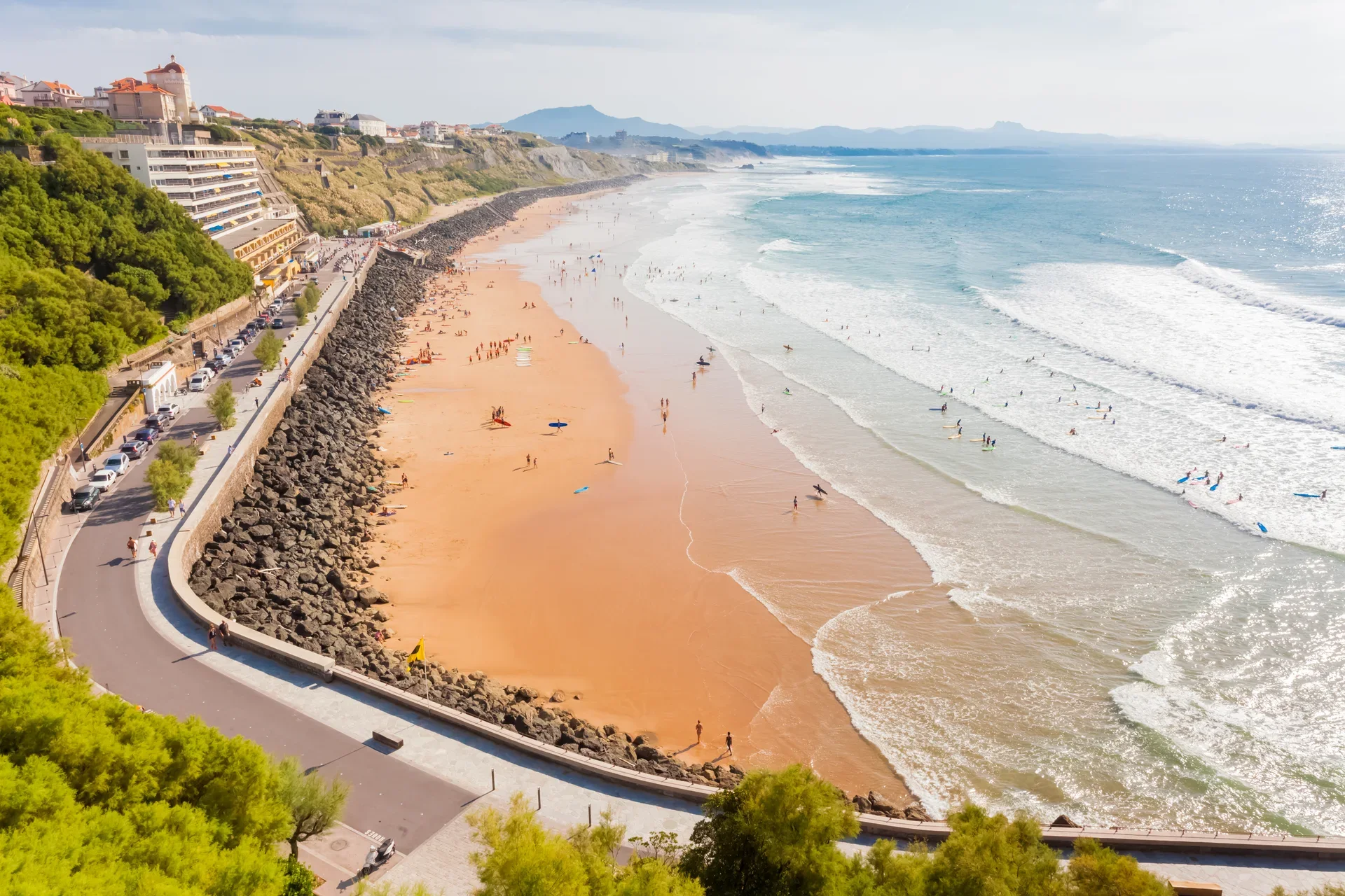 Vue aérienne de la plage de la Côte des Basques et des lignes de surf à Biarritz