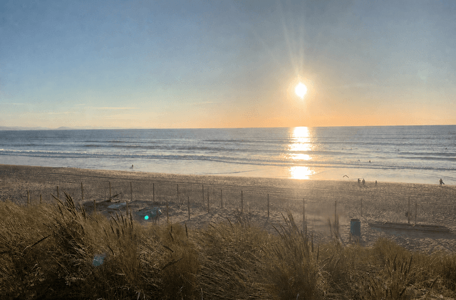Coucher de soleil sur la plage de Seignosse et les lignes de houle vues depuis les dunes.