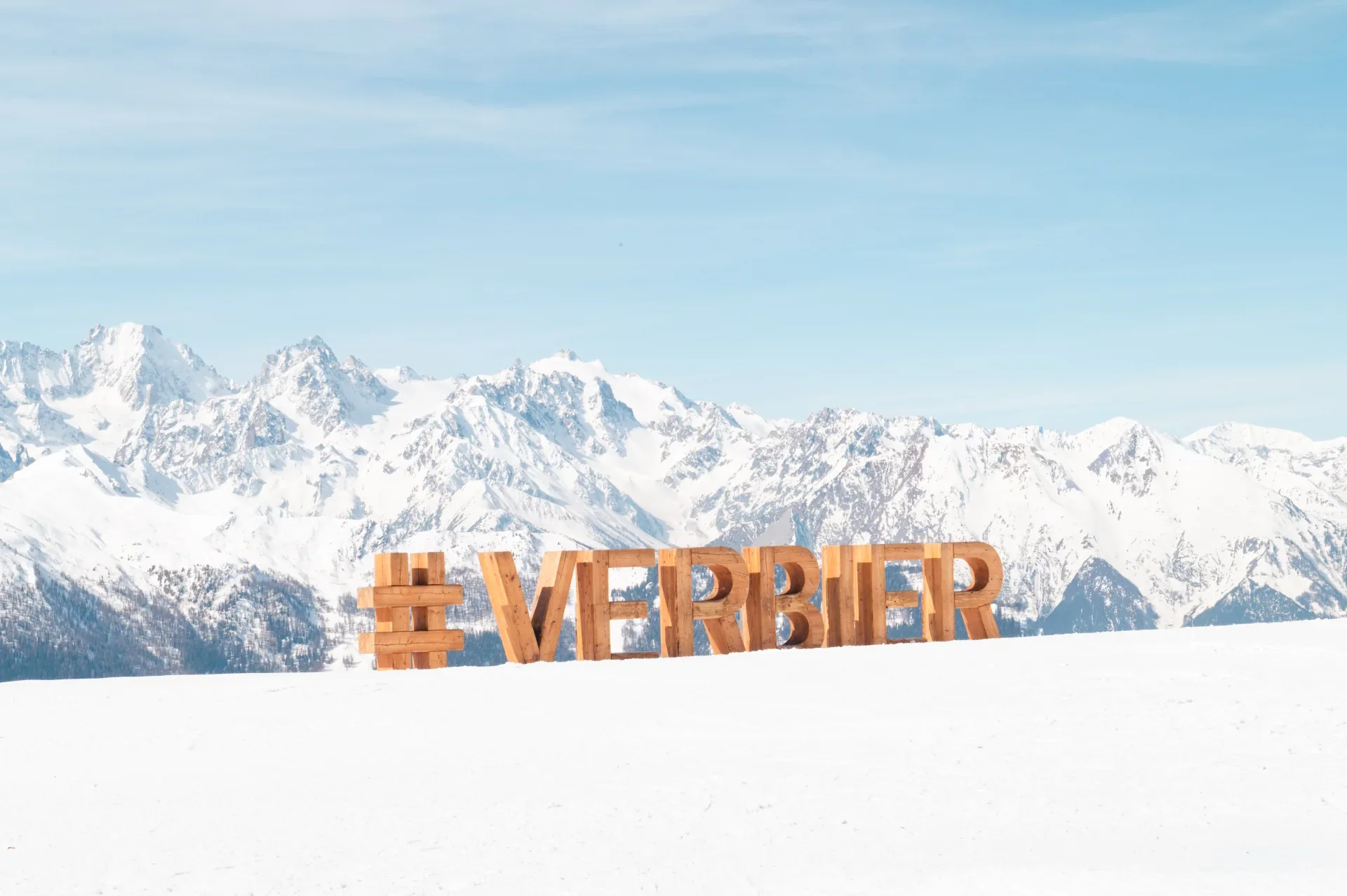 Panneau en bois de Verbier devant les Alpes suisses enneigées
