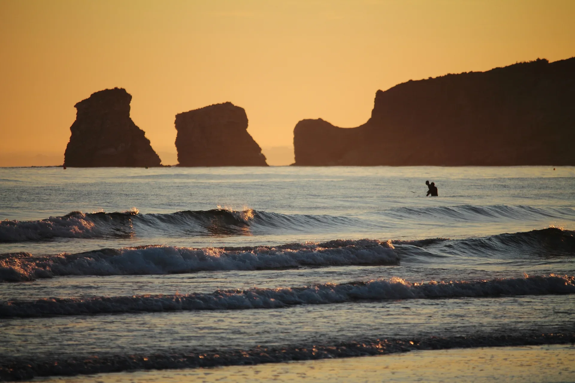 Petites vagues au coucher du soleil avec les Deux Jumeaux au large d'Hendaye