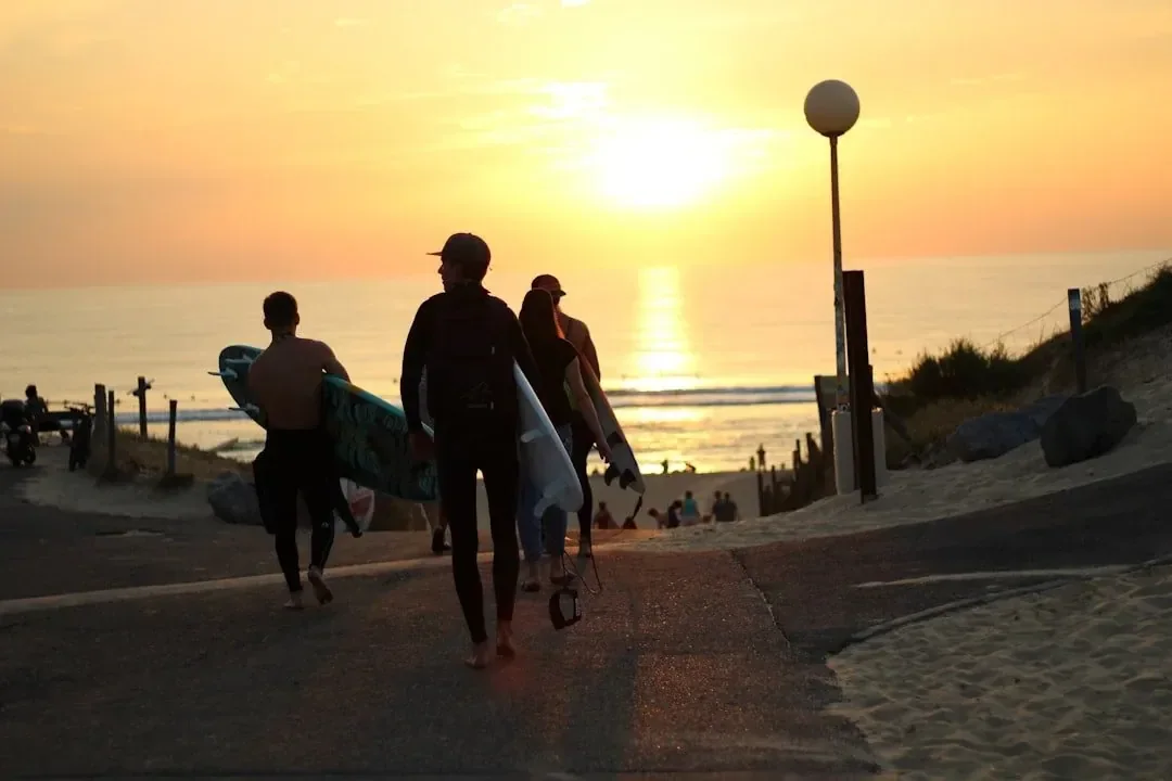 Surf à Seignosse plage du Penon au coucher du soleil Surfeurs marchant vers la plage du Penon au coucher du soleil à Seignosse, France