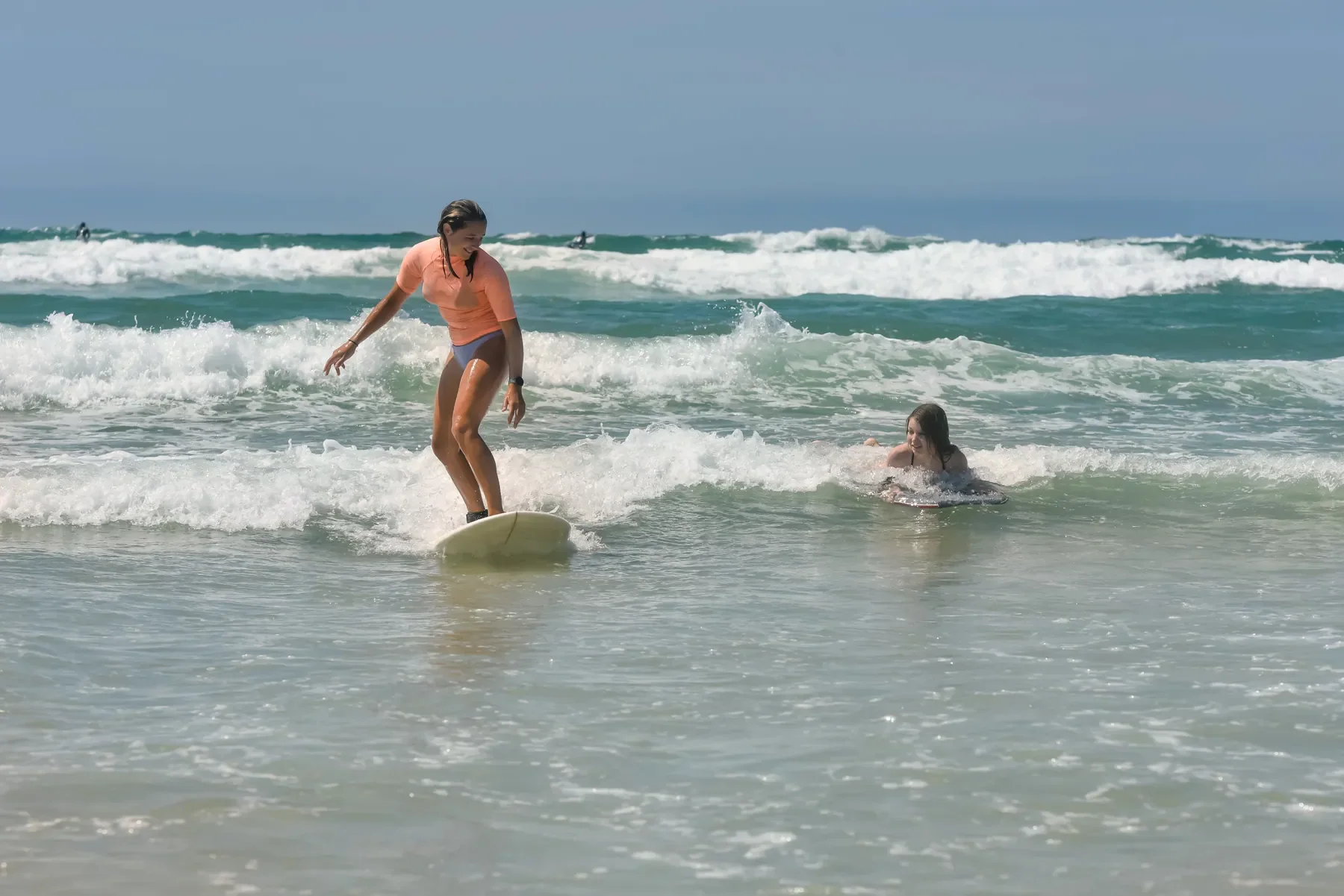 Cours de surf à Hossegor plage de La Sud Cours de surf débutant sur la plage de La Sud à Hossegor dans le sud-ouest de la France