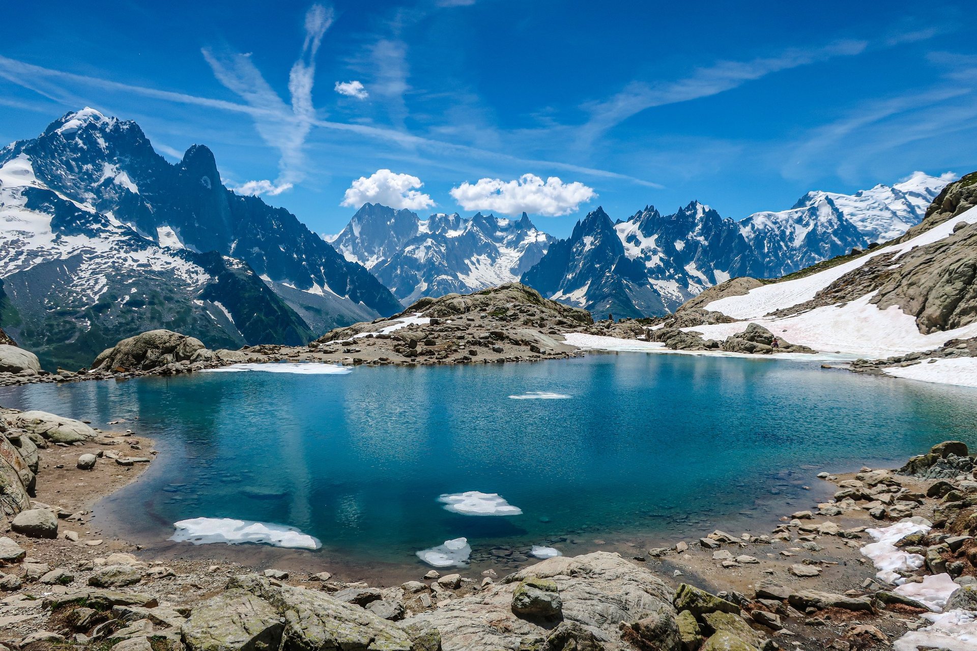 Lac alpin au pied des sommets enneigés à Chamonix