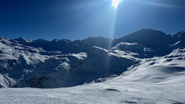 Terrain freeride enneigé et sommets à Tignes dans les Alpes françaises