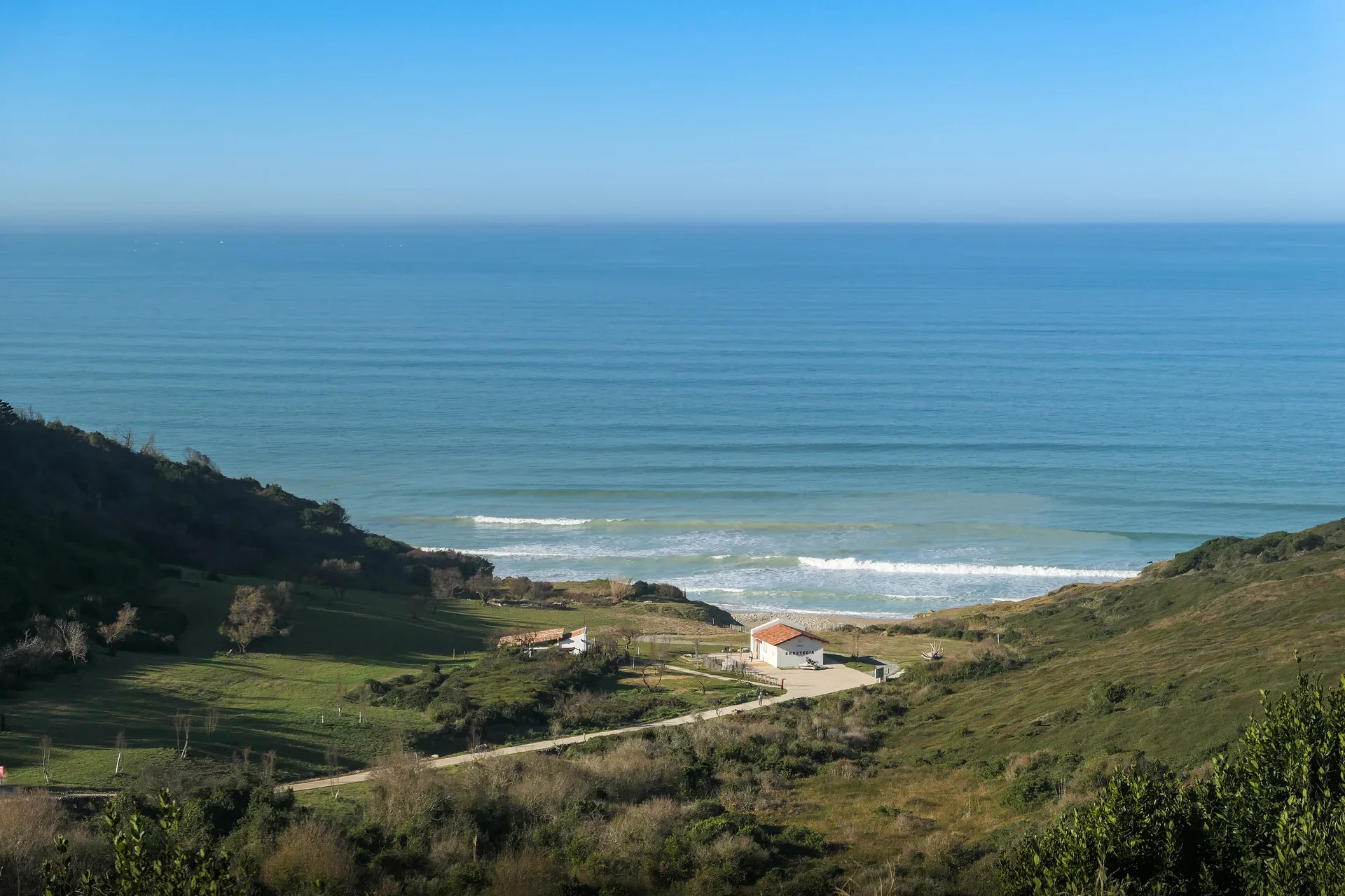 Vue sur la plage d'Erretegia et les lignes de surf à Bidart sur la Côte basque
