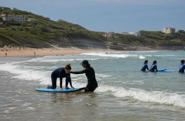 Cours de surf débutant dans une mousse douce sur la plage de l'Uhabia à Bidart.